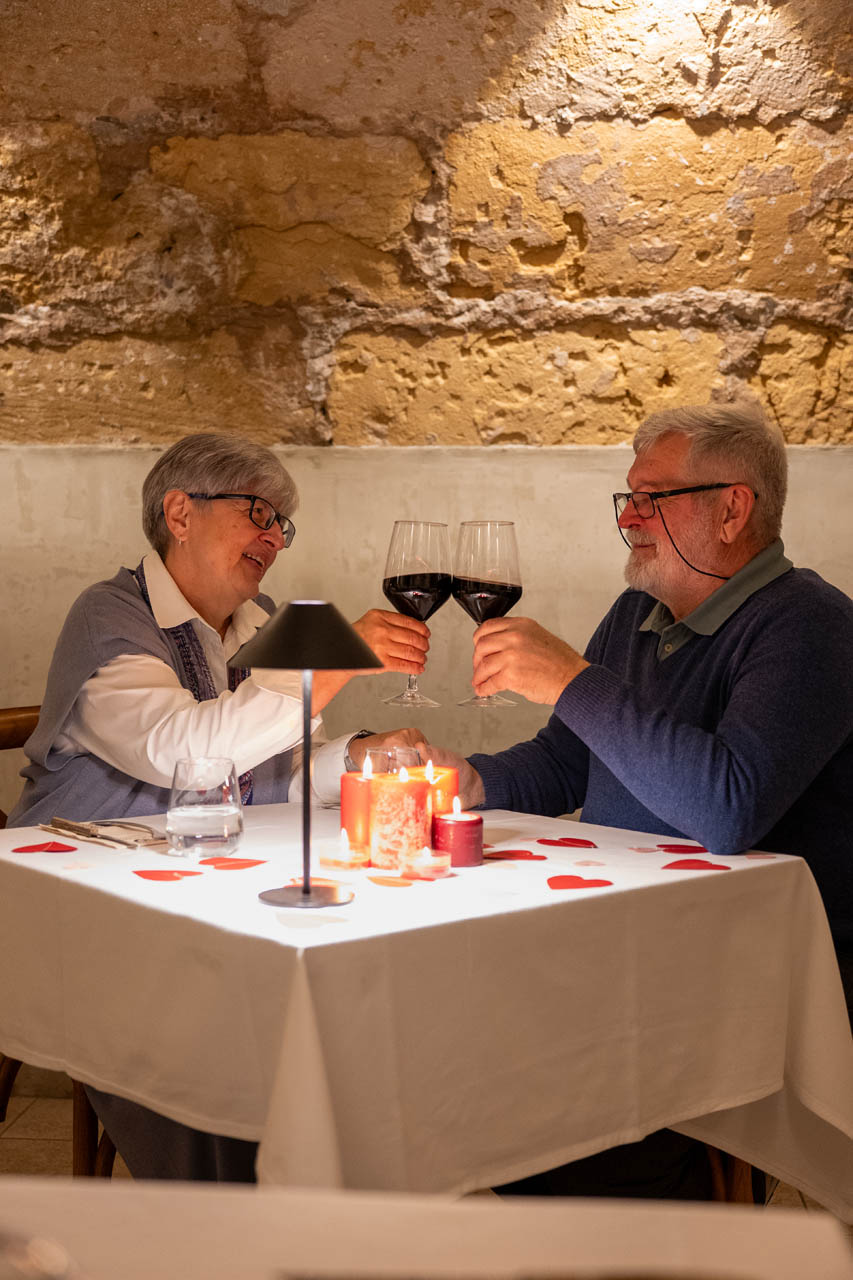 Brindando con vino en Contro Corrente Palmanova