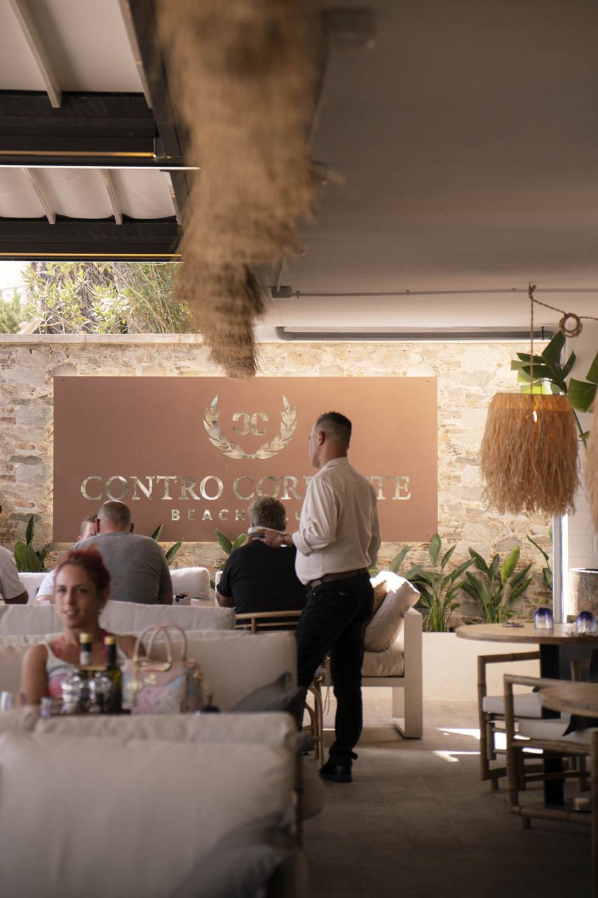 Interior del restaurante italiano Contro Corrente en Paguera